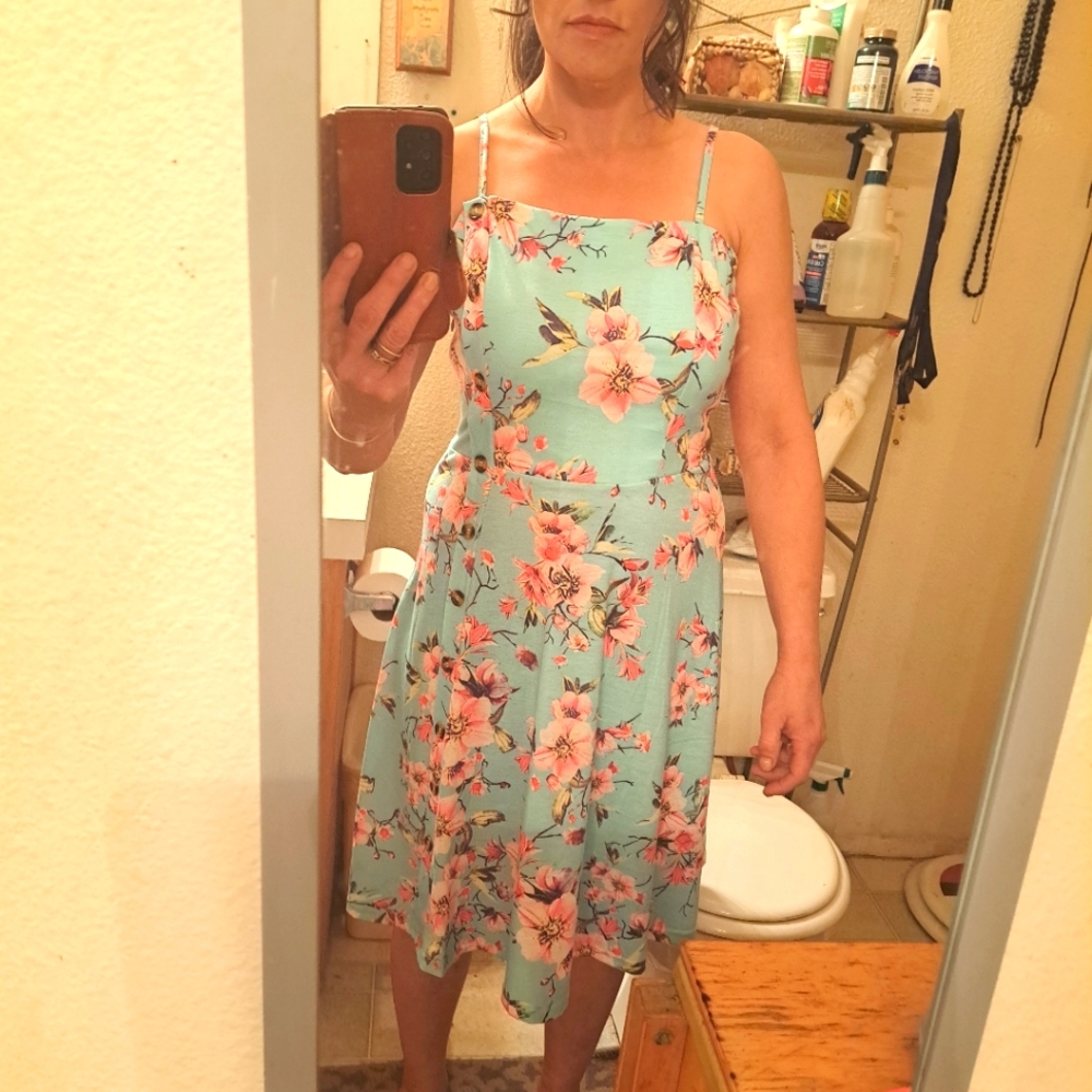 SizeM/8 adjustable straps floral print Berry Dress NWOT no wrinkle side ziper